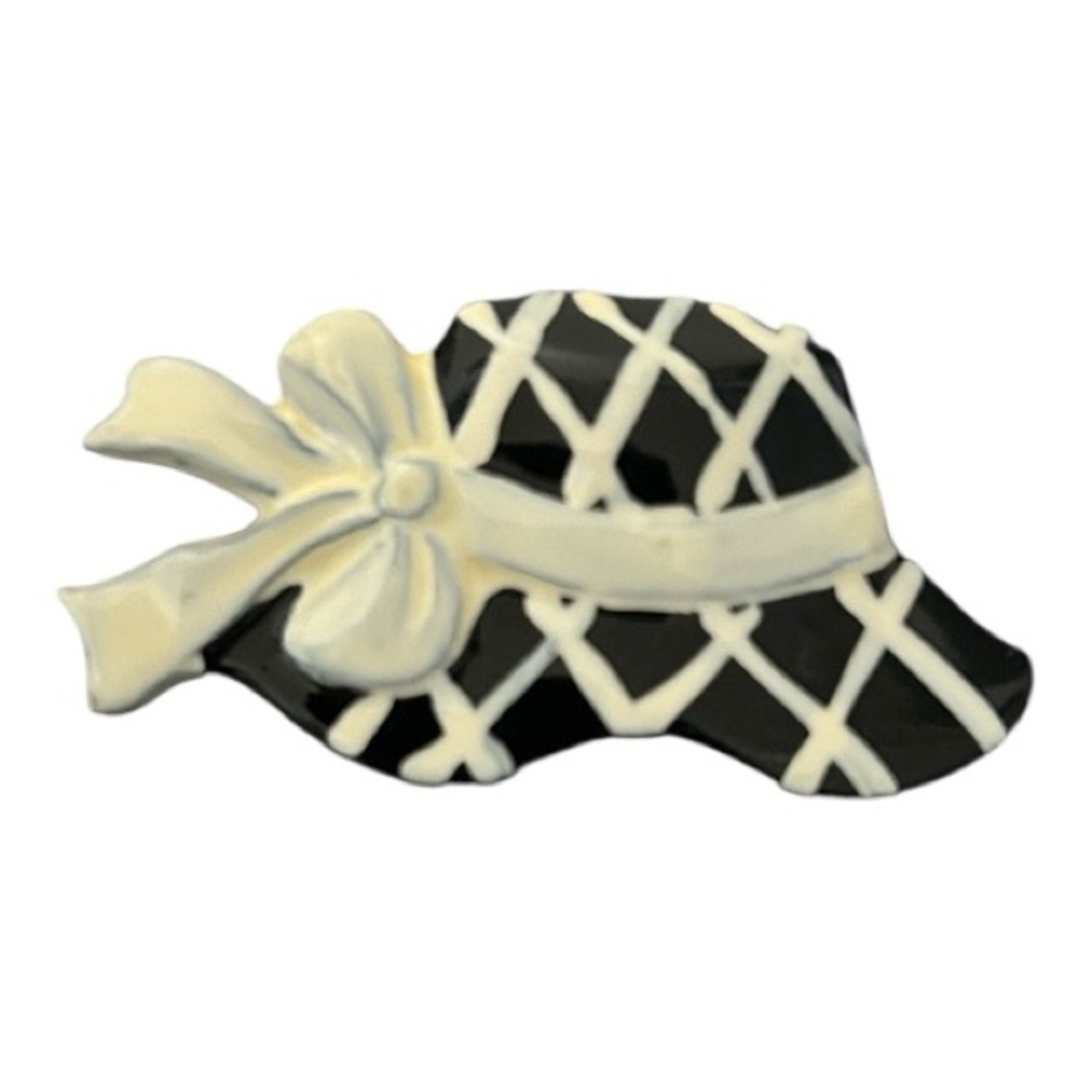 Bonnet brooch